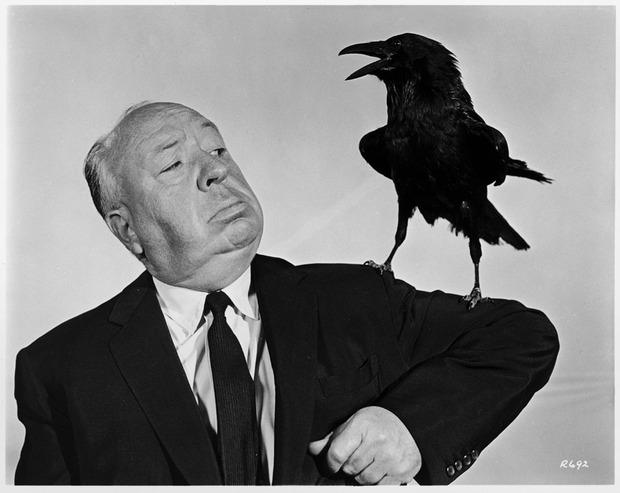 Killers met vleugels: Alfred Hitchcock poseert met kraai voor THE BIRDS.