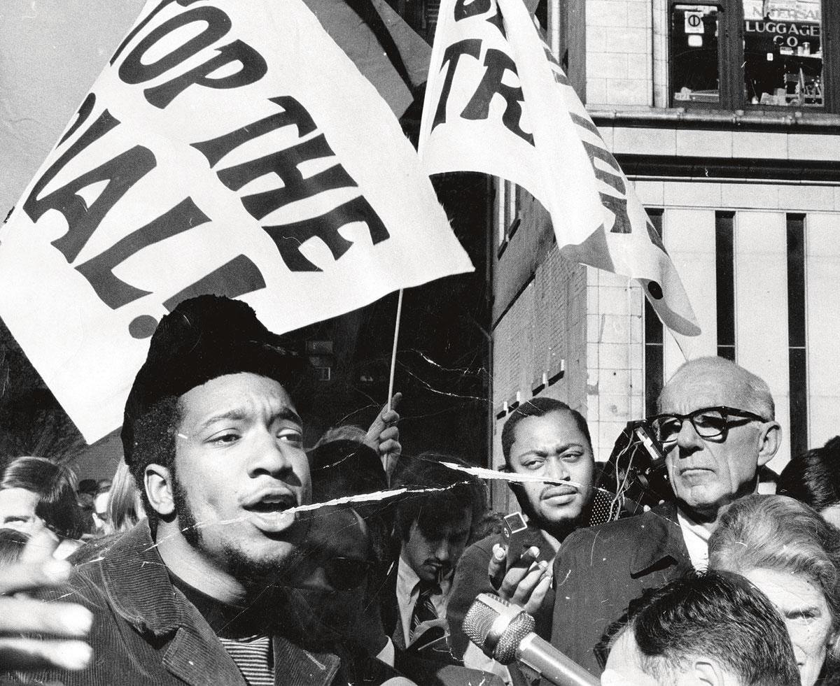 Fred Hampton (links) tijdens een demonstratie in Chicago eind oktober 1969, iets meer dan een maand voor zijn dood.