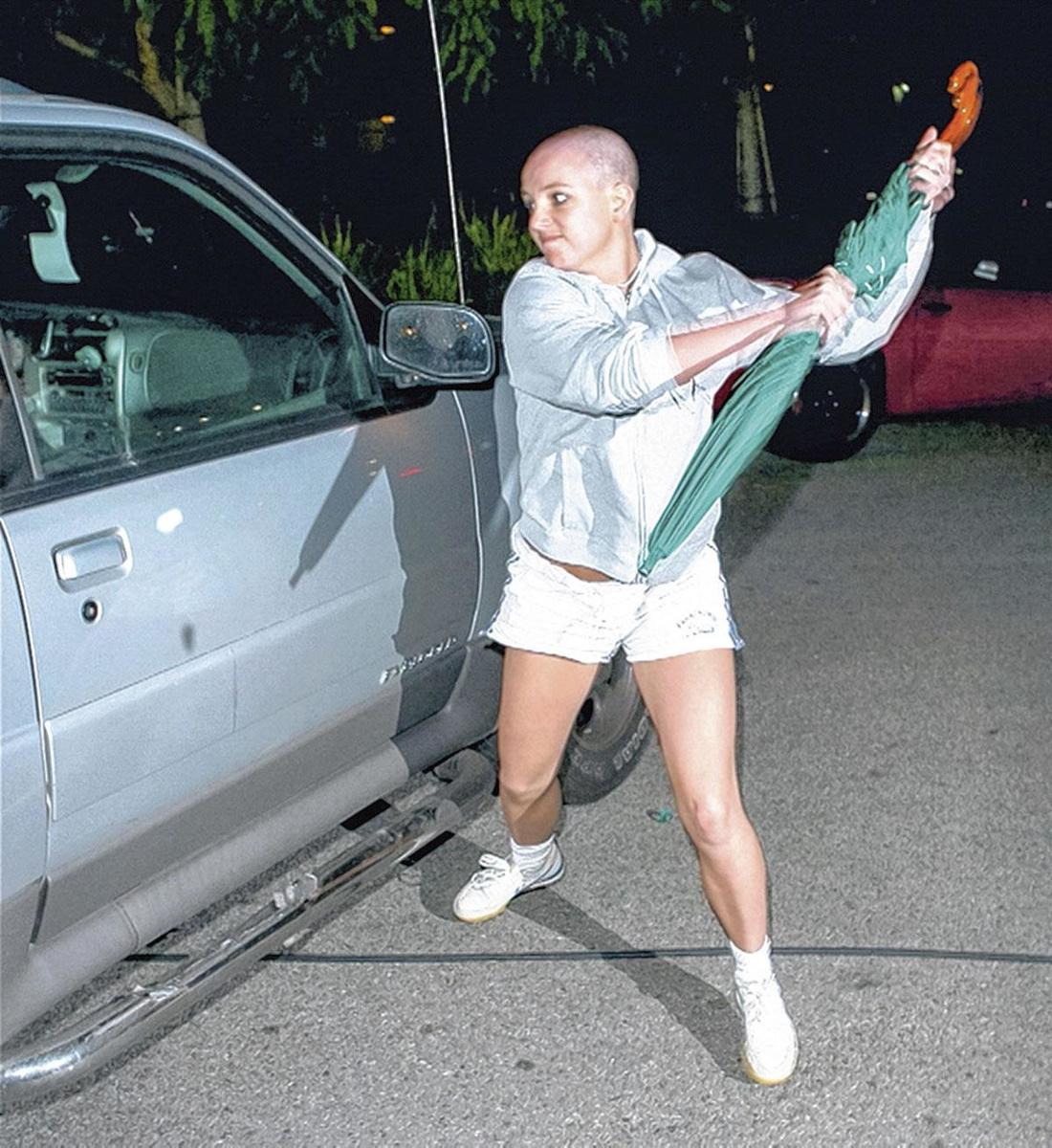 Een kale Britney Spears reageert zich af op de auto van een paparazzo in Framing Britney.