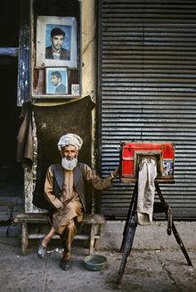 © PORTRAIT PHOTOGRAPHER, AFGHANISTAN, 1992. ©STEVE MCCURRY ET COURTESY FIFTY ONE FINE ART PHOTOGRAPHY. 