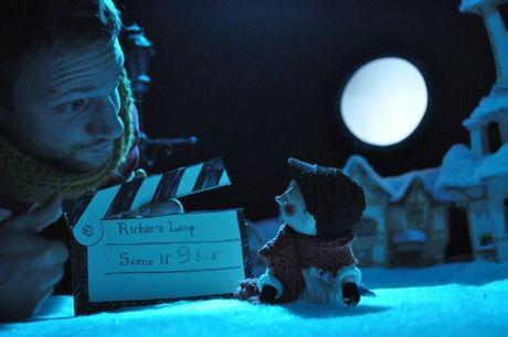 Olsen s'affaire sur le tournage de Richie and The Lamp, une de ses vidéos en stop-motion
