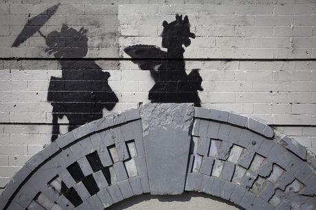 Deux geishas sur un pont, de Banksy.