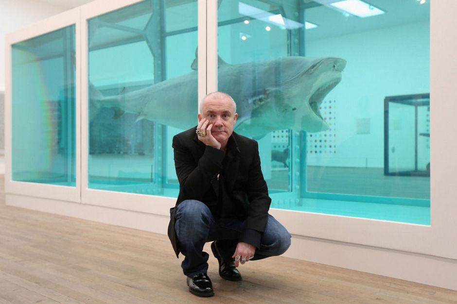 Damien Hirst devant son oeuvre The Physical Impossibility of Death in the Mind of Someone Living.