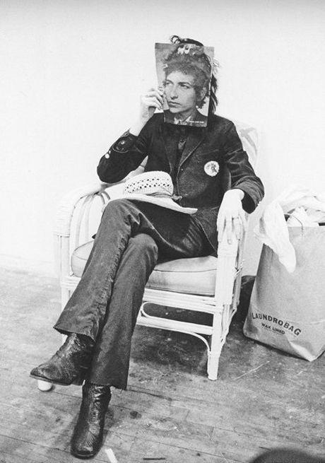 Patti Smith se cache derrière une photo de Bob Dylan