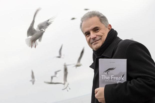 Pierre Smolik pose avec son livre The Freak, le dernier film de Chaplin.