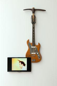 Sculpture nulle, guitare pioche, de Jacques Lizène, exposé au MAC's 