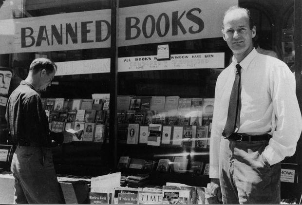Lawrence Ferlinghetti, à droite, devant la vitrine du City Lights Bookstore.