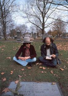 Bob Dylan, à gauche, et Allen Ginsberg devant la tombe de Jack Kerouac.