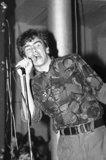 Mark Stewart, le chanteur de The Pop Group, lors d'une soirée mémorable partagée avec The Slits le 7 mars 1980: la nouvelle vague anglaise prend des sonorités post-rock et invente une nouvelle grammaire musicale dub-métallique qui tient encore le coup aujourd'hui.