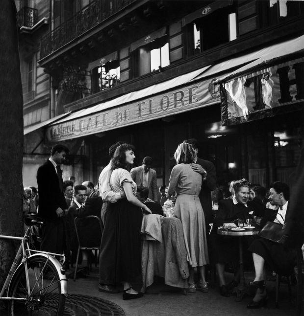 Terrasse du Café de Flore à Saint Germain des Prés, Paris, circa 1950.