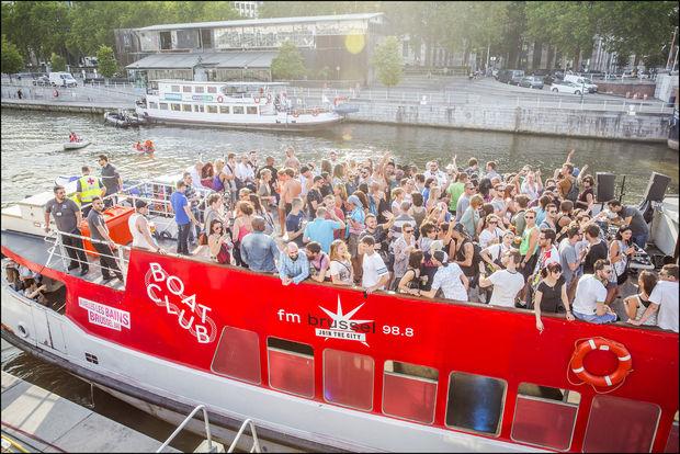 Boat Club à Bruxelles les Bains: la croisière s'amuse