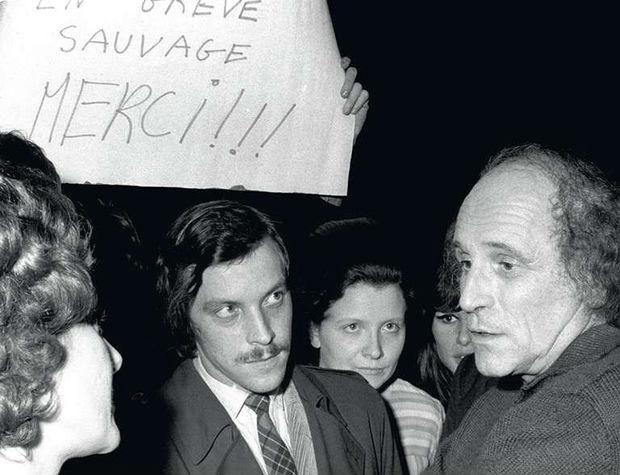 En coulisses après un concert au Théâtre 140 à Bruxelles, Léo Ferré est assailli par les journalistes, les admirateurs et les contestataires, en 1970.