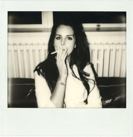 Lana Del Rey, photographiée en Polaroid par The Impossible Project, pour son album Ultraviolence.
