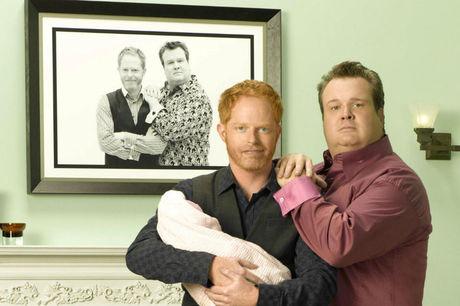 Mitchell et Cameron (+Lily) dans The Modern Family.
