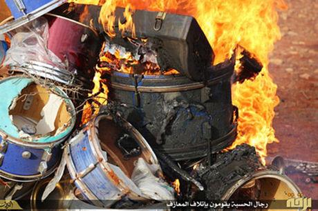 L'EI brûle des instruments à Derna (Libye).