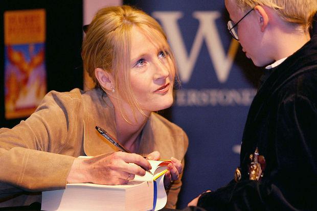 J.K.Rowling, à un séance de dédicace en 2003.