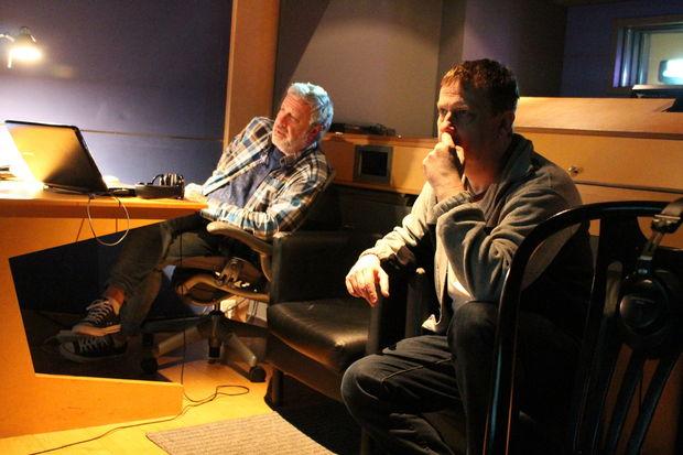 Le directeur artistique Daniel Nicodème et le comédien Philippe Allard écoutent la version originale en anglais de la série Dead Beat.