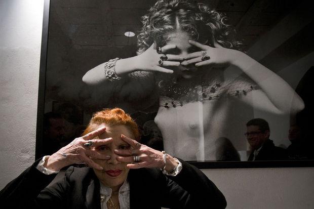 La photographe Irina Ionesco pose devant le portrait qu'elle a fait de sa fille Eva. 