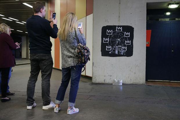 Banksy rend hommage à Basquiat avec deux fresques à Londres