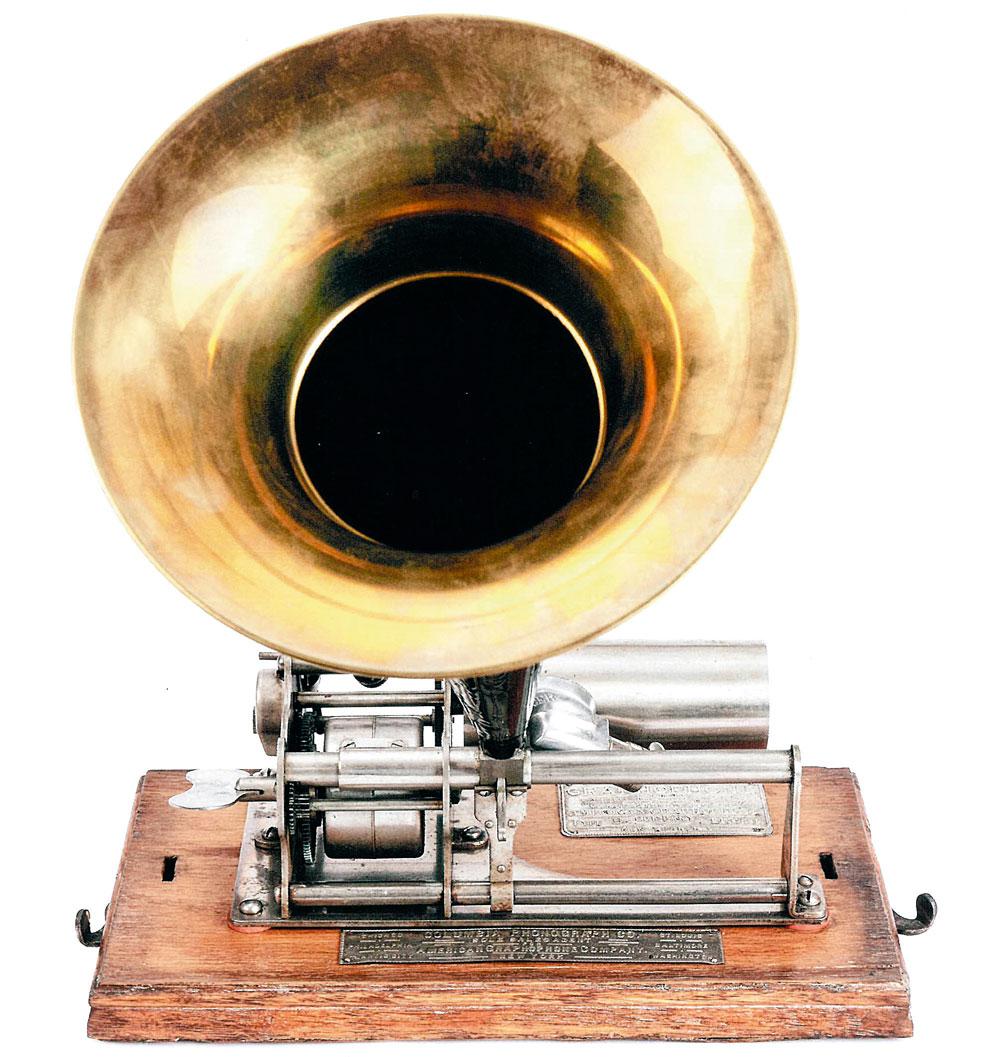 1901 - Columbia sort le graphophone. Avec son pavillon amovible et son système de clé pour le remonter, il est transportable.