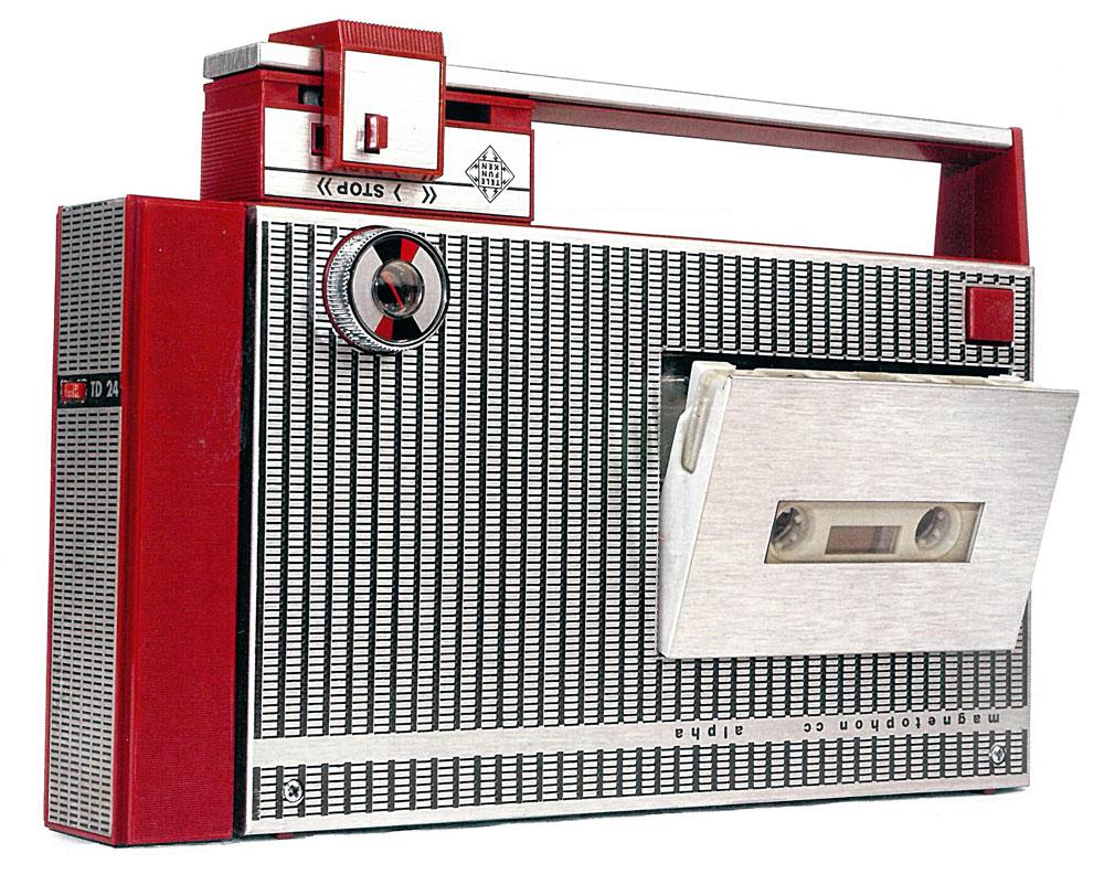 1967 - Avec la cassette audio, la musique devient encore un peu plus mobile (ici le lecteur portable Telefunken CC Alpha).