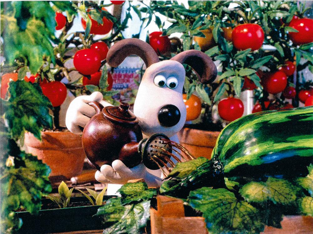 Gromit arrosant ses légumes dans Le Mystère du lapin-garou de Nick Park et Steve Box: du dessin préparatoire à l'image de production.