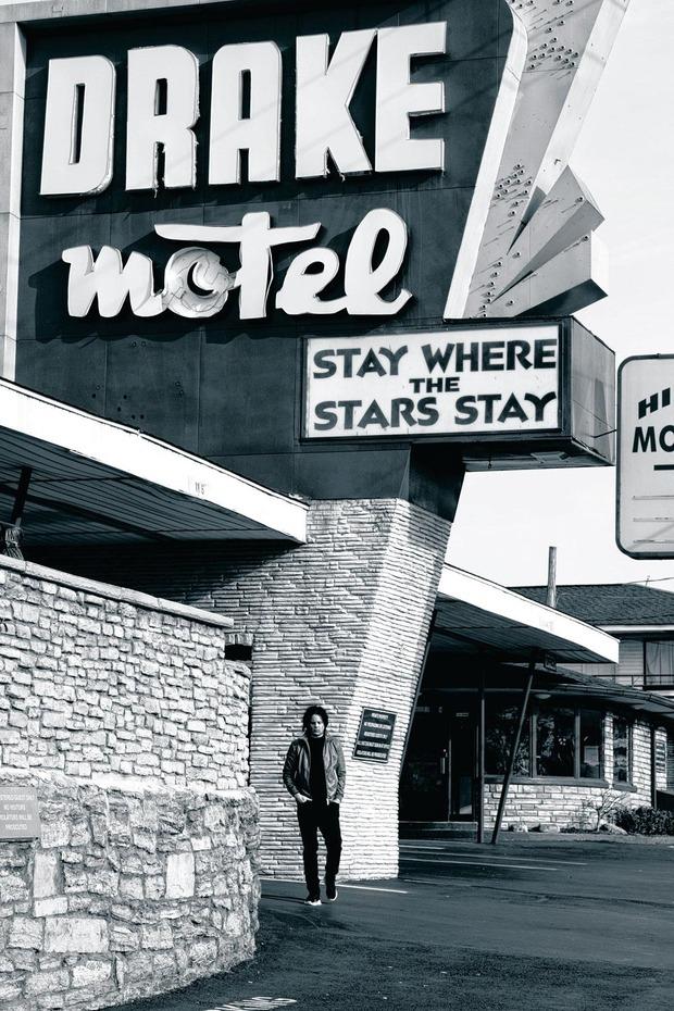 Jack White devant un Drake Motel. Un message subliminal sans doute pour annoncer ses accointances avec le milieu du rap...