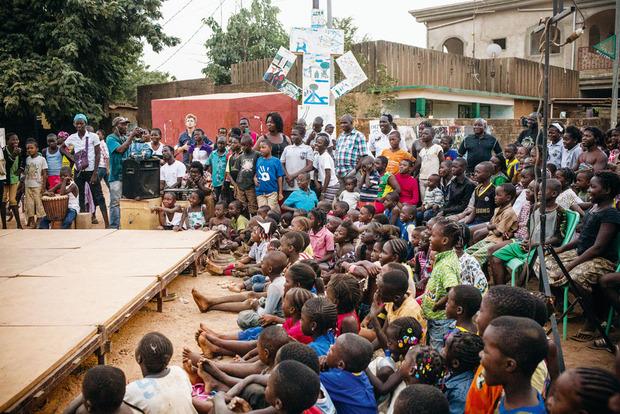 Ambiance aux récréâtrales de Ouagadougou, où les spectacles sont joués dans les cours familiales.