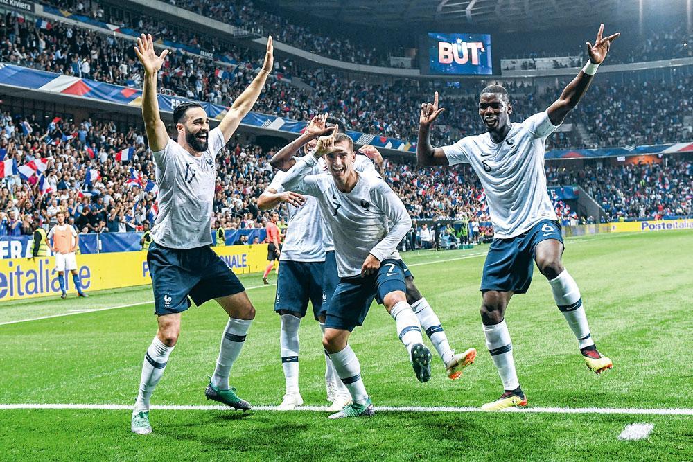 Griezmann et ses coéquipiers français miment des célébrations de victoire tirées du jeu.