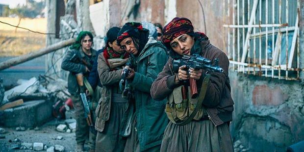 Dans Les Filles du soleil, Golshifteh Farahani combat les djihadistes. Une interprétation fougueuse dans un film qui l'est moins.