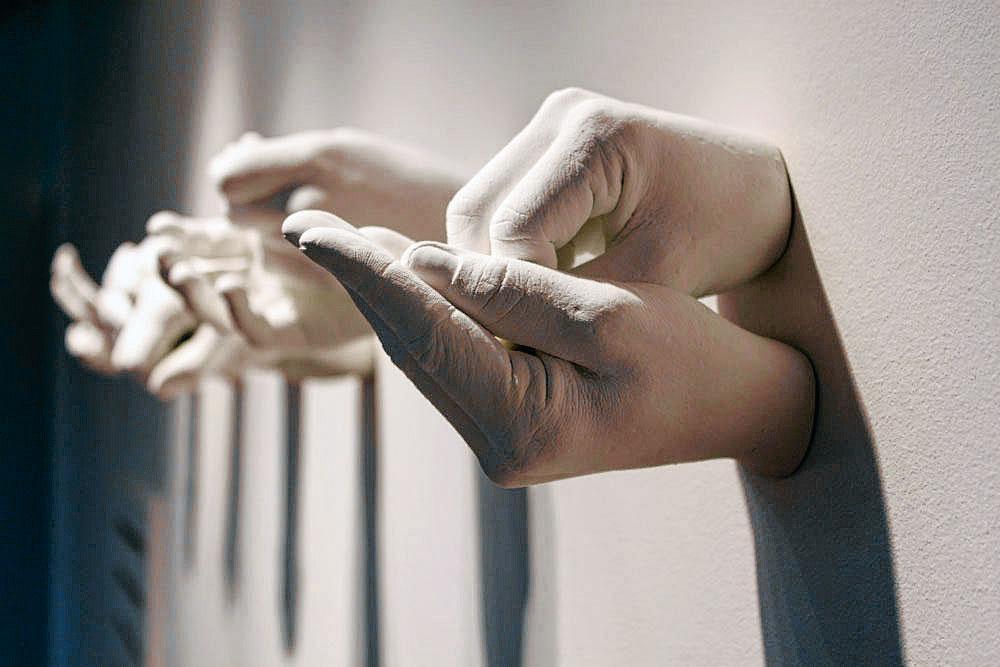 Chaque main, en plâtre et porcelaine, signée par l'artiste Maryse Otjacques, représente une lettre de l'alphabet. Elles s'assemblent en mots. Galerie Cdlt (Liège). 400 euros par main.