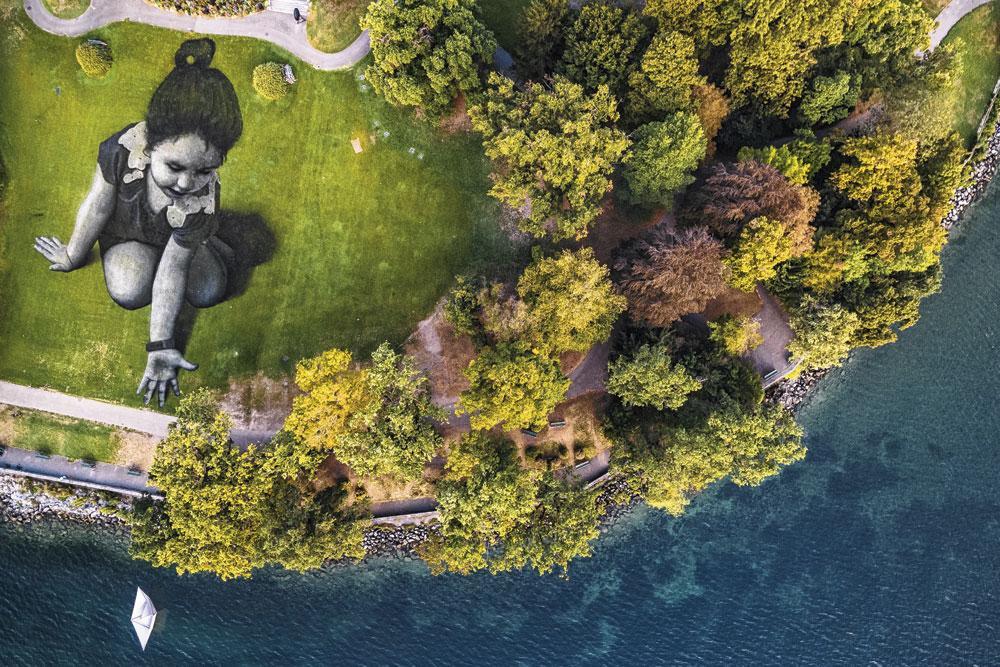 A Genève, Saype a réalisé une fresque gigantesque sur la pelouse du Parc de La Perle du Lac en hommage aux secouristes des migrants en mer.