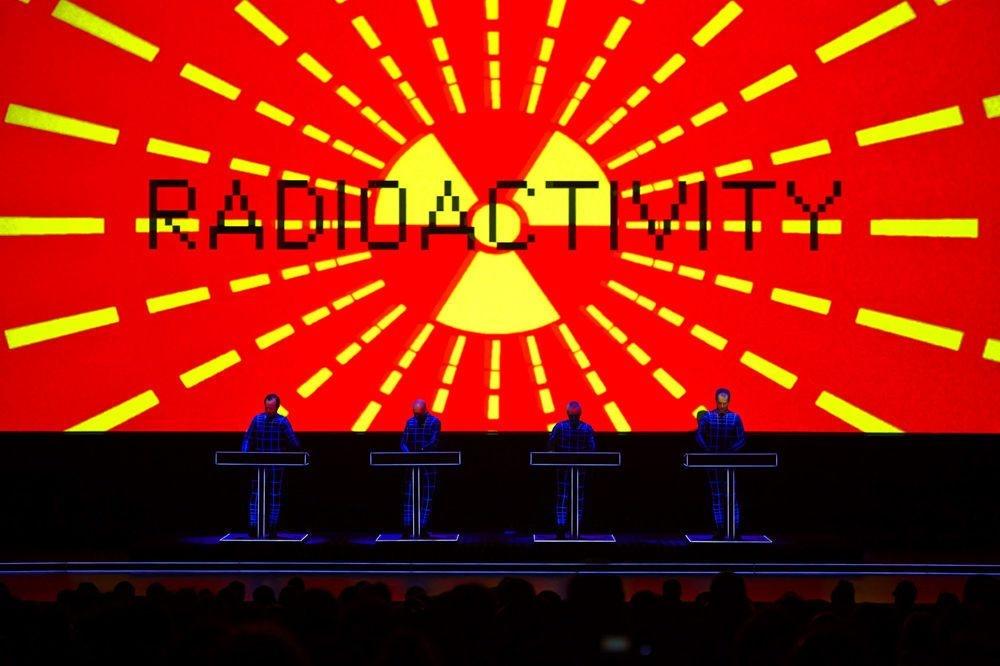 Les quatre membres de Kraftwerk aux synthétiseurs lors d'une performance à la Tate Gallery of Modern Art de Londres pour l'album 