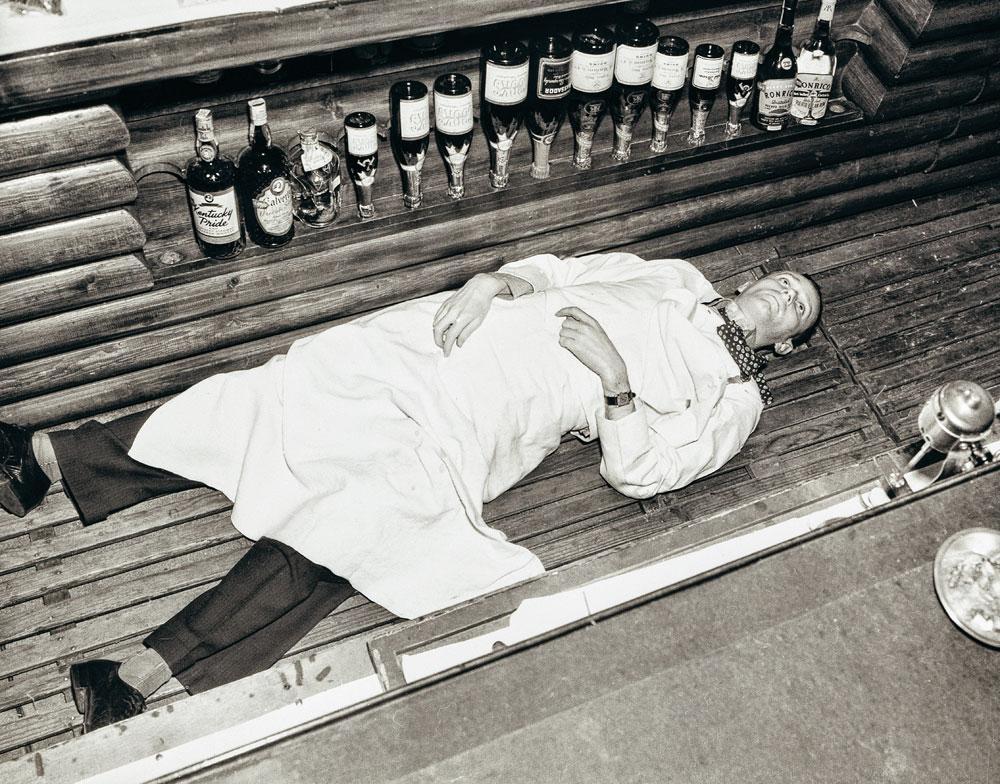 Un barman à Hollywood, victime collatérale d'un hold-up qui a mal tourné, vers 1940. Les victimes et les cadavres se multipliaient à la une des quotidiens et des 
