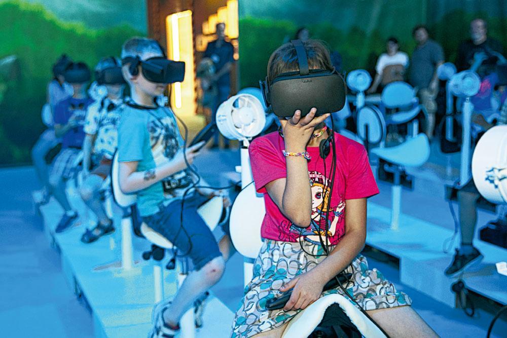 Parmi les technologies exploitées, la réalité virtuelle qui fait voyager les enfants casqués sur une oie vers le village des Schtroumpfs.