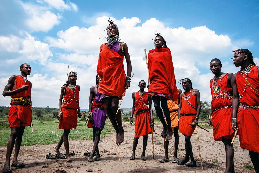 Les danses d'initiation des jeunes guerriers masaïs rivalisent de hauteur dans leurs bonds vers le ciel.