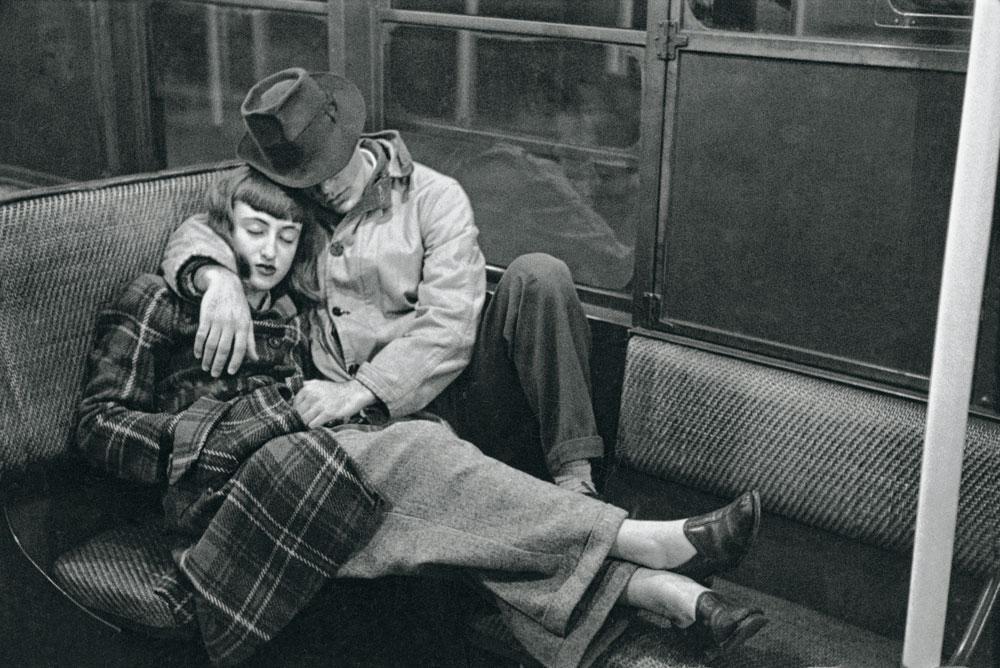 En 1947, sous le titre Life and love on the New York Subway, Look publie sur six pages le reportage que Kubrick a réalisé dans le métro. Soit 29 photos montrant des anonymes hilares, endormis, grimaçants, accablés. Pour obtenir cette galerie de portraits croustillante, il a utilisé un appareil relié à un déclencheur caché dans la poche. La technique au service de la création, bien avant 2001...