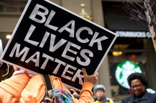 Manifestation après l'arrestation de deux jeunes afro-américains dans un Starbucks à Philadelphie en avril 2018 dernier.