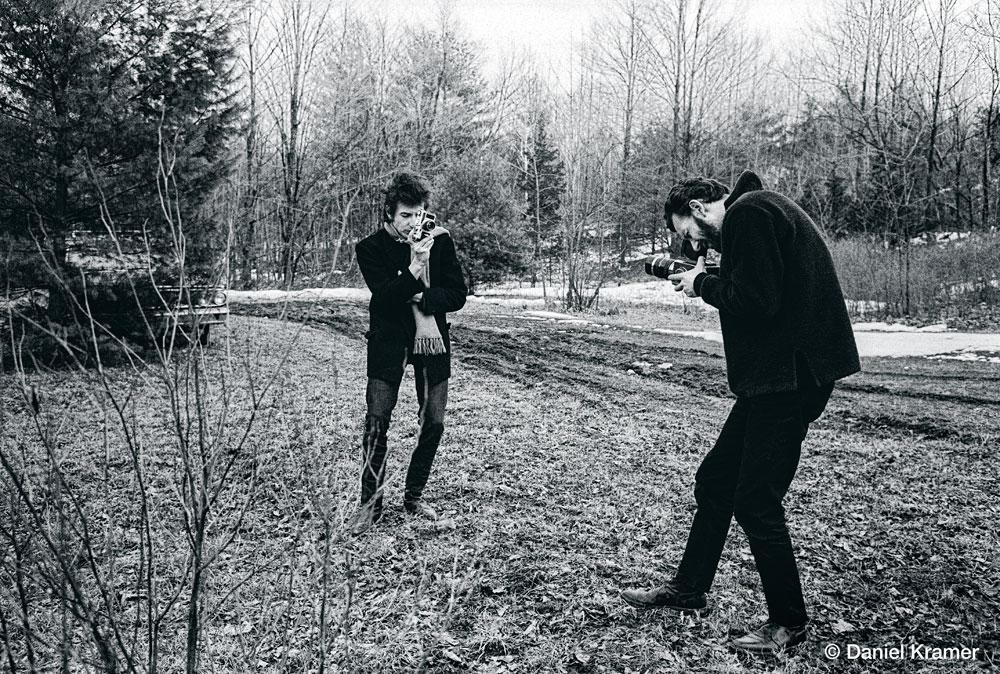 Bob Dylan et Daniel Kramer se photographiant l'un l'autre, à Woodstock, en mars 1965.