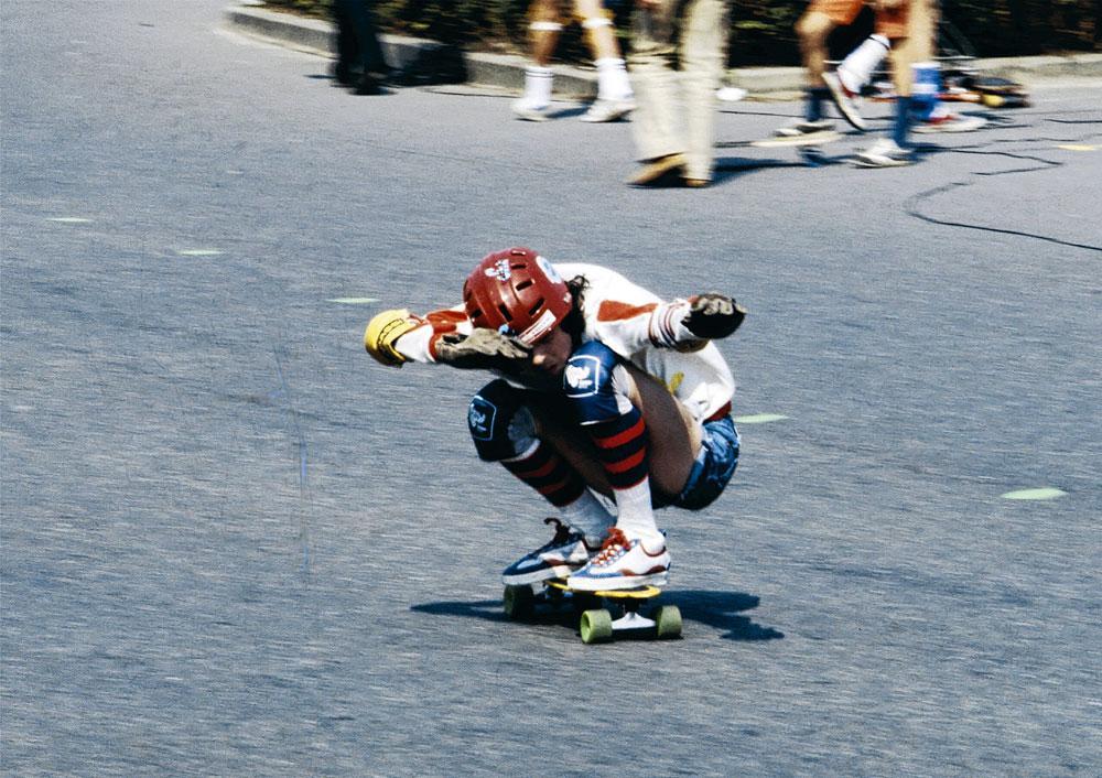 Fin des années 70, des gamins acrobates défient la pesanteur sur leurs skates aux quatre coins du pays.