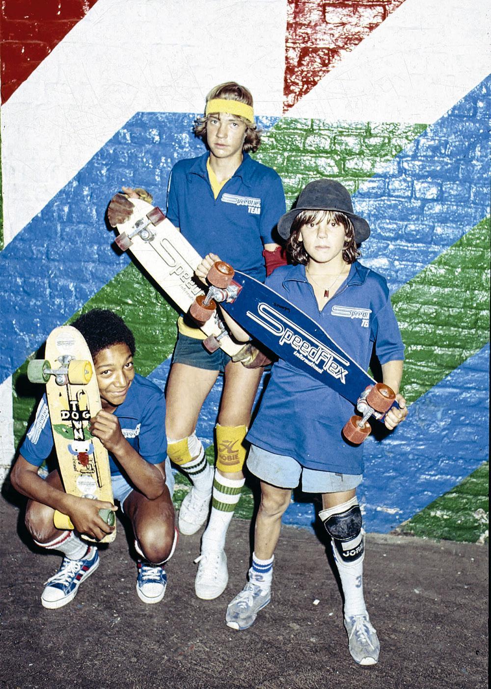 Fin des années 70, des gamins acrobates défient la pesanteur sur leurs skates aux quatre coins du pays.