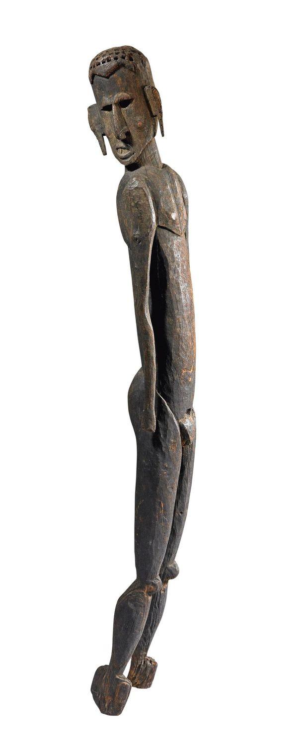 Un Mimia, figure en bois sculpté datant du xixe siècle (127 x 16 x 15 cm).