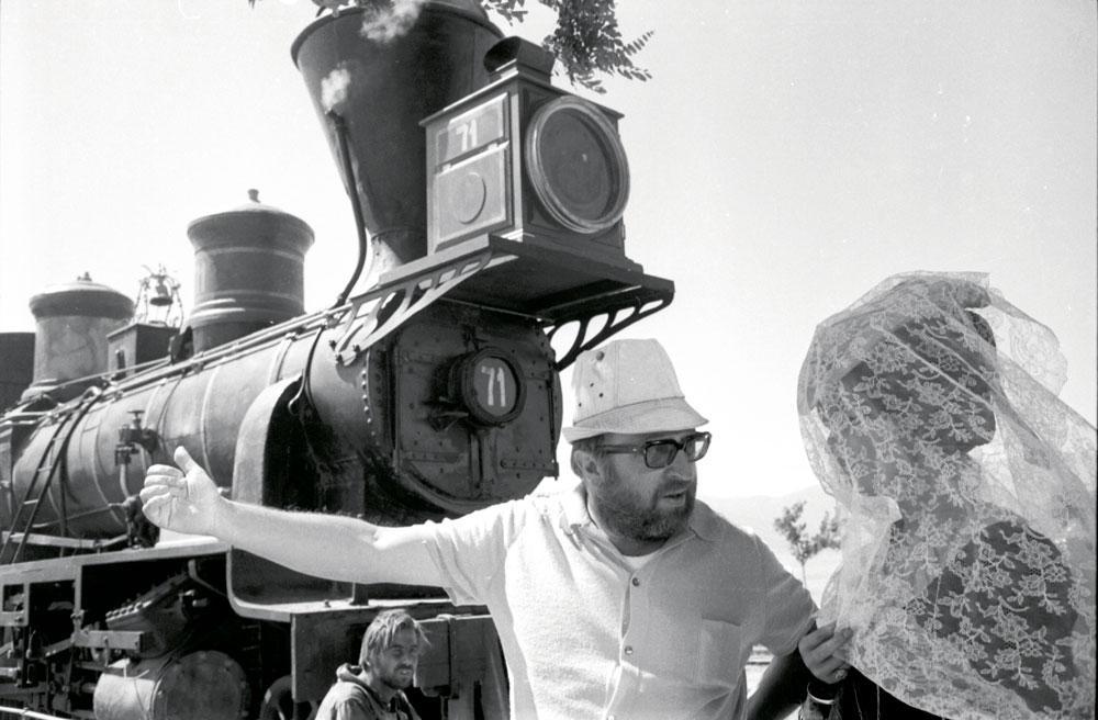 Sergio Leone et Claudia Cardinale sur le tournage d'Il était une fois dans l'Ouest.