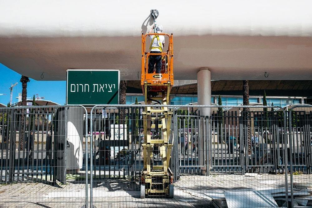 Installation, à Expo Tel-Aviv, de grilles flambant neuves.