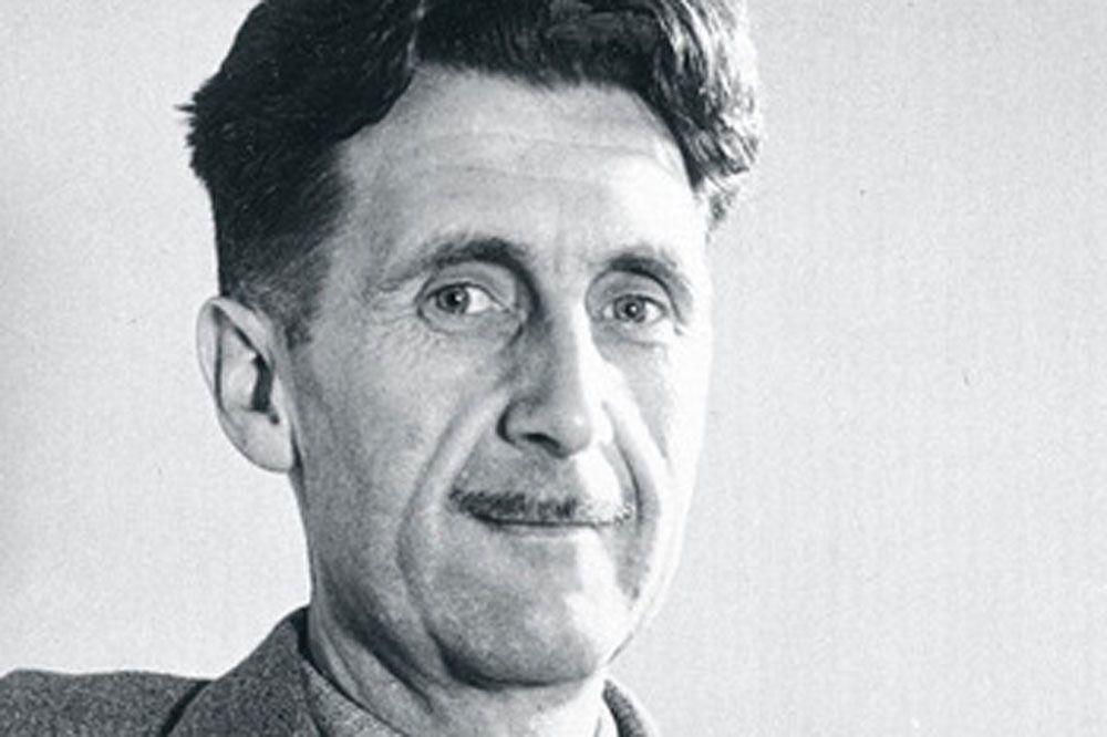 George Orwell (1903-1950). Journaliste et écrivain anglais, George Orwell a construit une oeuvre qui porte la marque de ses engagements contre les totalitarismes nazi et soviétique. Ecrit en 1945, son opus majeur, 1984, est devenu une référence du roman d'anticipation. Il décrit un pays imaginaire dirigé par un régime totalitaire où la liberté d'expression n'existe plus et où les pensées de chacun sont minutieusement surveillées par un parti unique dirigé par Big Brother.