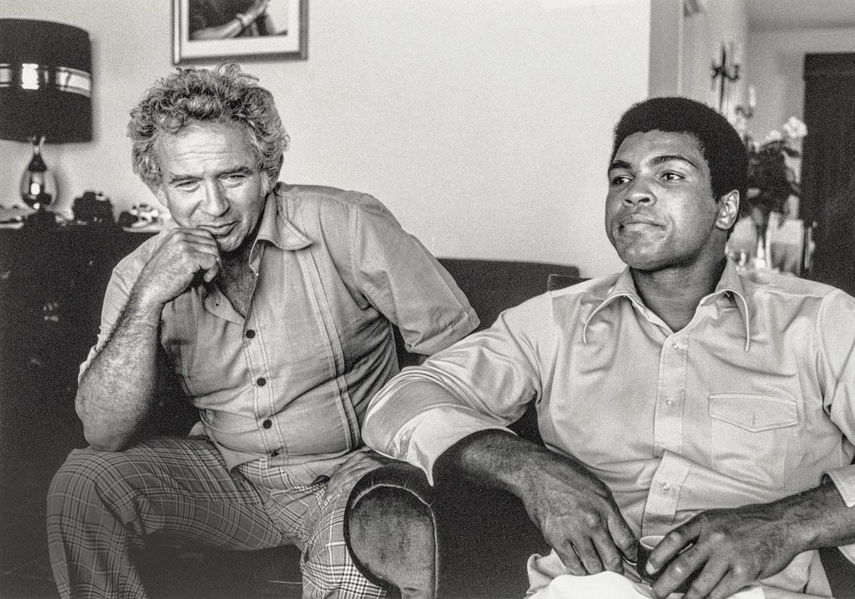 L'écrivain américain Norman Mailer en compagnie de Mohammed Ali.