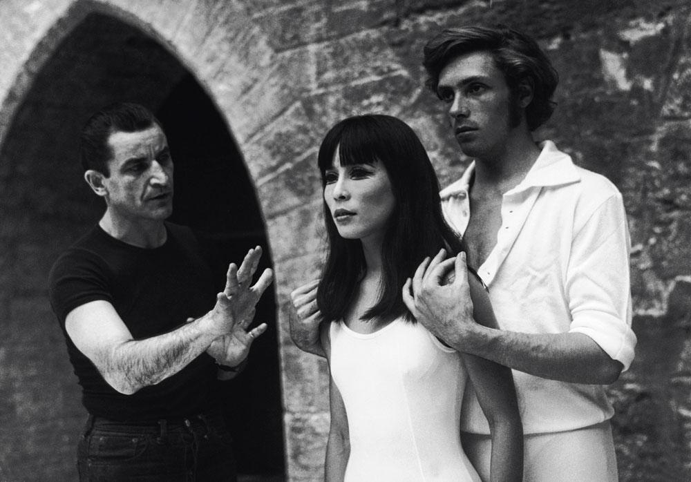 1967: Maurice Béjart dirige Hitomi Asakawa et Jorge Donn lors d'une répétition de Roméo et Juliette.