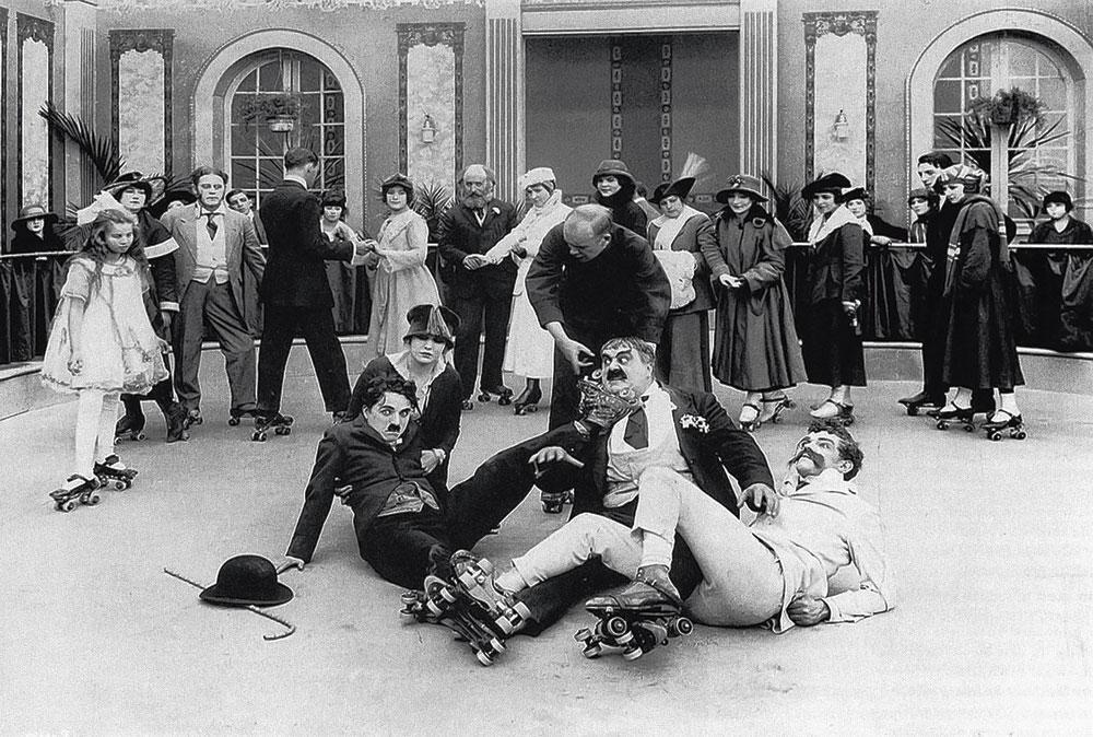 Charlot patine (The Rink), de Charlie Chaplin, 1916. En serveur nonchalant qui profite de sa pause de midi pour se rendre au skating rink, Chaplin fait montre de toute sa science burlesque dans ce court précoce où il multiplie les chutes et les cascades chaotiques sur patins. Hilarant, évidemment. 