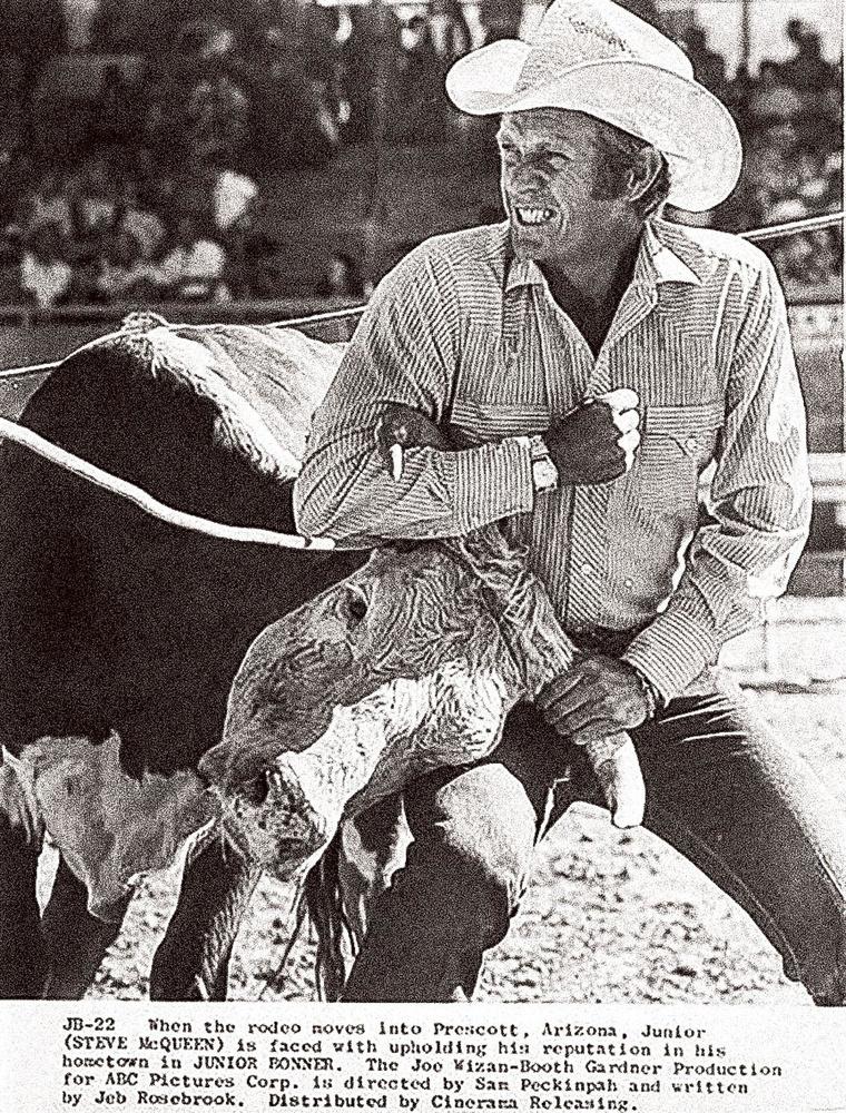 Junior Bonner De Sam Peckinpah, 1972 De retour dans sa ville de Prescott, Arizona, pour son rodéo annuel, Junior Bonner, un cow-boy vieillissant et solitaire, ne peut que constater le déclin de l'Ouest mythique et des valeurs qui l'ont façonné. Steve McQueen trouve un emploi sur mesure dans ce western joliment désabusé du réalisateur de La Horde Sauvage...