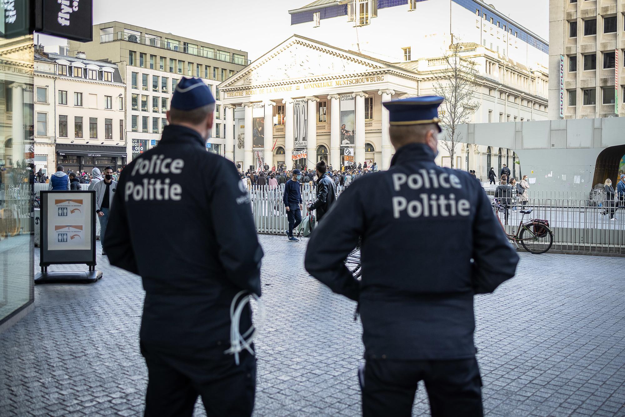 Deux policiers devant le Théâtre Royal de la Monnaie lors de tribunes organisées par le collectif Bezet la Monnaie Occupée